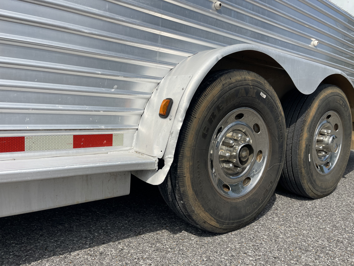 Used 2002 Featherlite Trailers 6 HR- MID TACK Horse Trailer