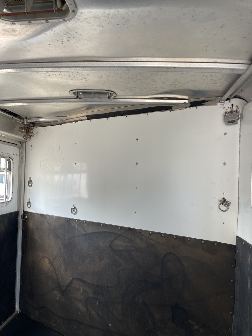 Used 2002 Featherlite Trailers 6 HR- MID TACK Horse Trailer