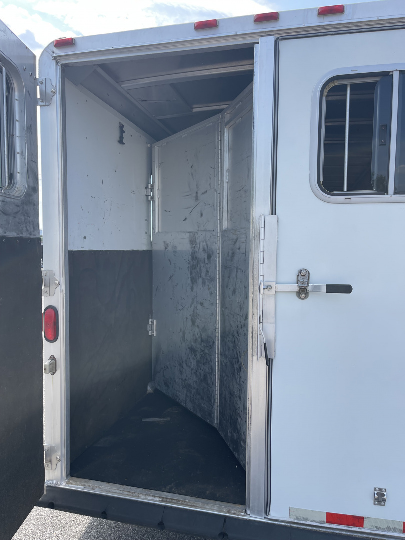 Used 2002 Featherlite Trailers 6 HR- MID TACK Horse Trailer