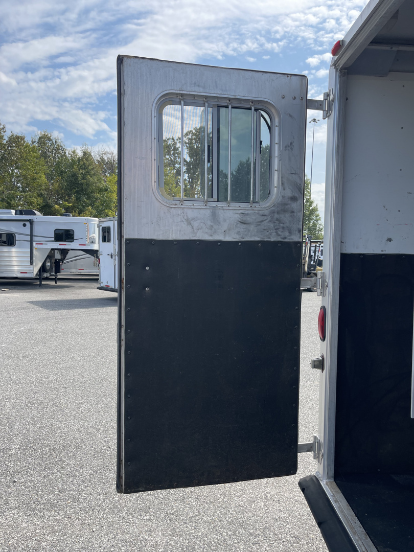 Used 2002 Featherlite Trailers 6 HR- MID TACK Horse Trailer