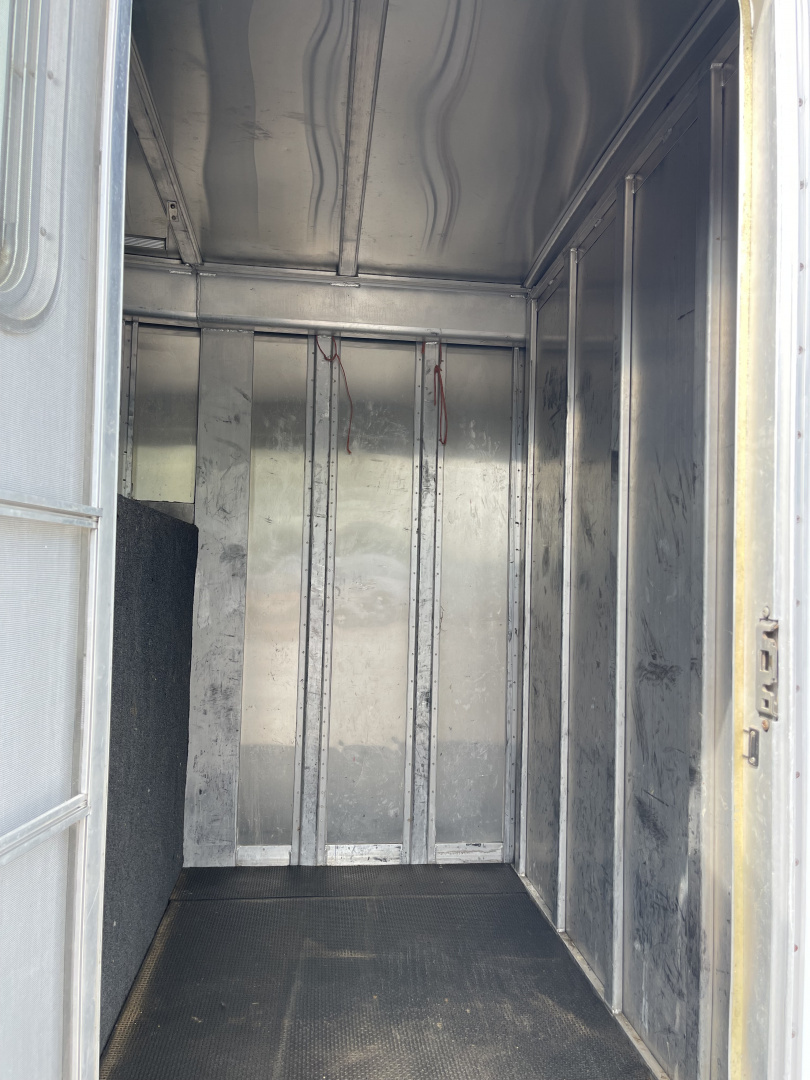 Used 2002 Featherlite Trailers 6 HR- MID TACK Horse Trailer