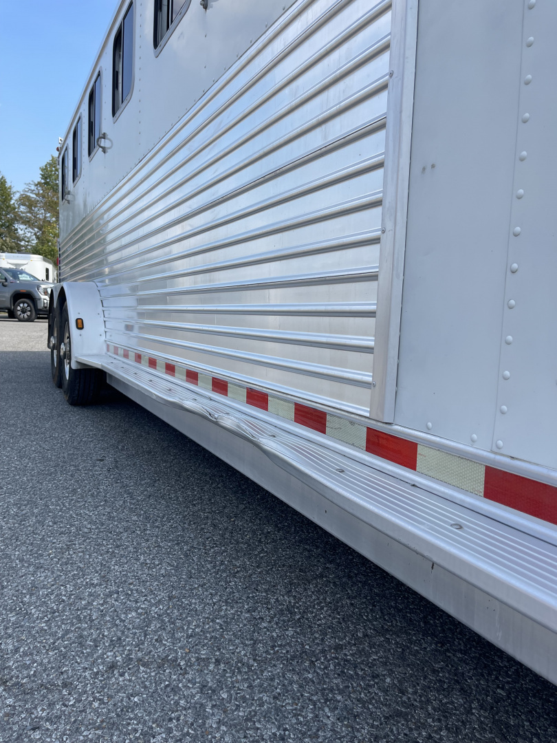 Used 2002 Featherlite Trailers 6 HR- MID TACK Horse Trailer