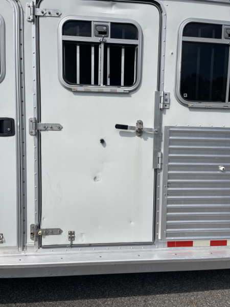 Used 2002 Featherlite Trailers 6 HR- MID TACK Horse Trailer