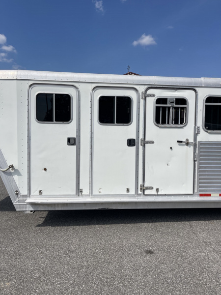 Used 2002 Featherlite Trailers 6 HR- MID TACK Horse Trailer