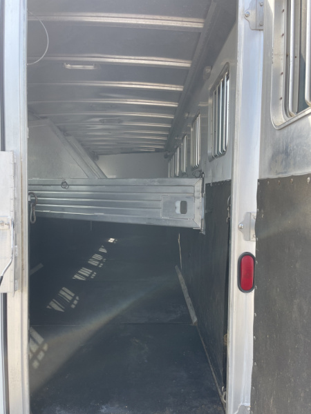 Used 2002 Featherlite Trailers 6 HR- MID TACK Horse Trailer