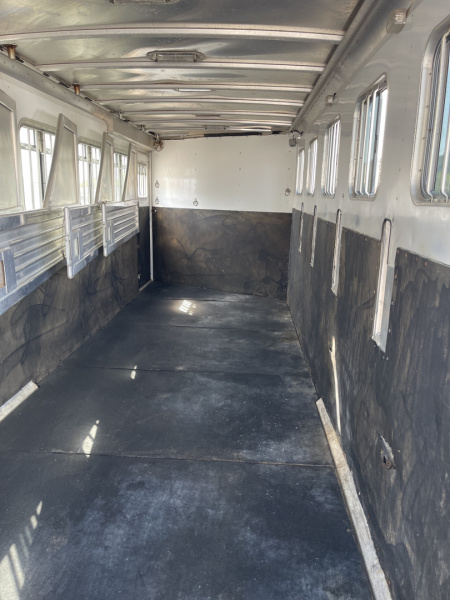 Used 2002 Featherlite Trailers 6 HR- MID TACK Horse Trailer
