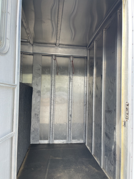 Used 2002 Featherlite Trailers 6 HR- MID TACK Horse Trailer