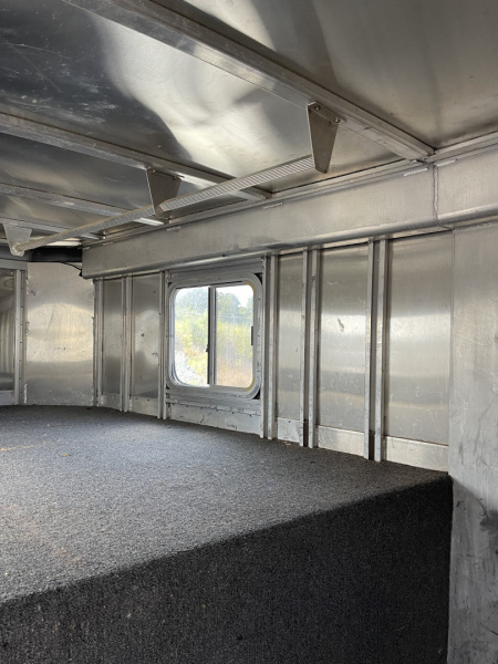 Used 2002 Featherlite Trailers 6 HR- MID TACK Horse Trailer