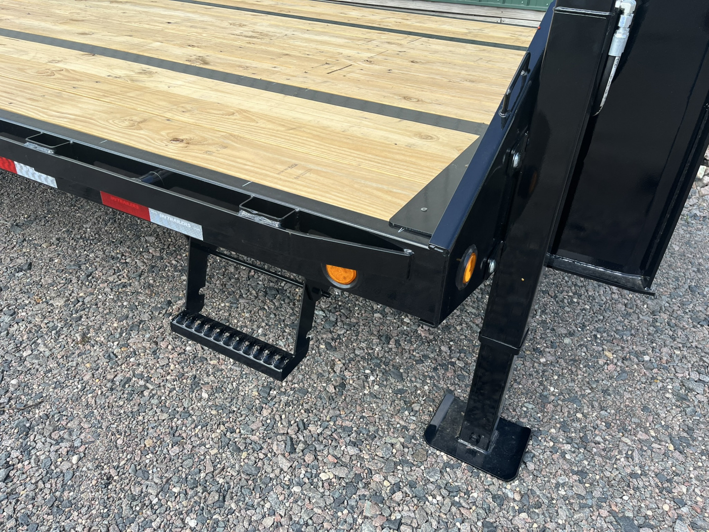 New 2026 PJ Trailers 32' Low-Pro Hydraulic Dove Gooseneck Trailer