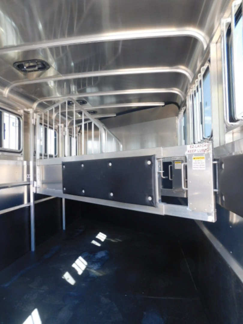 New 2026 Maverick Trailers Lite Dlx 3H Horse Trailer