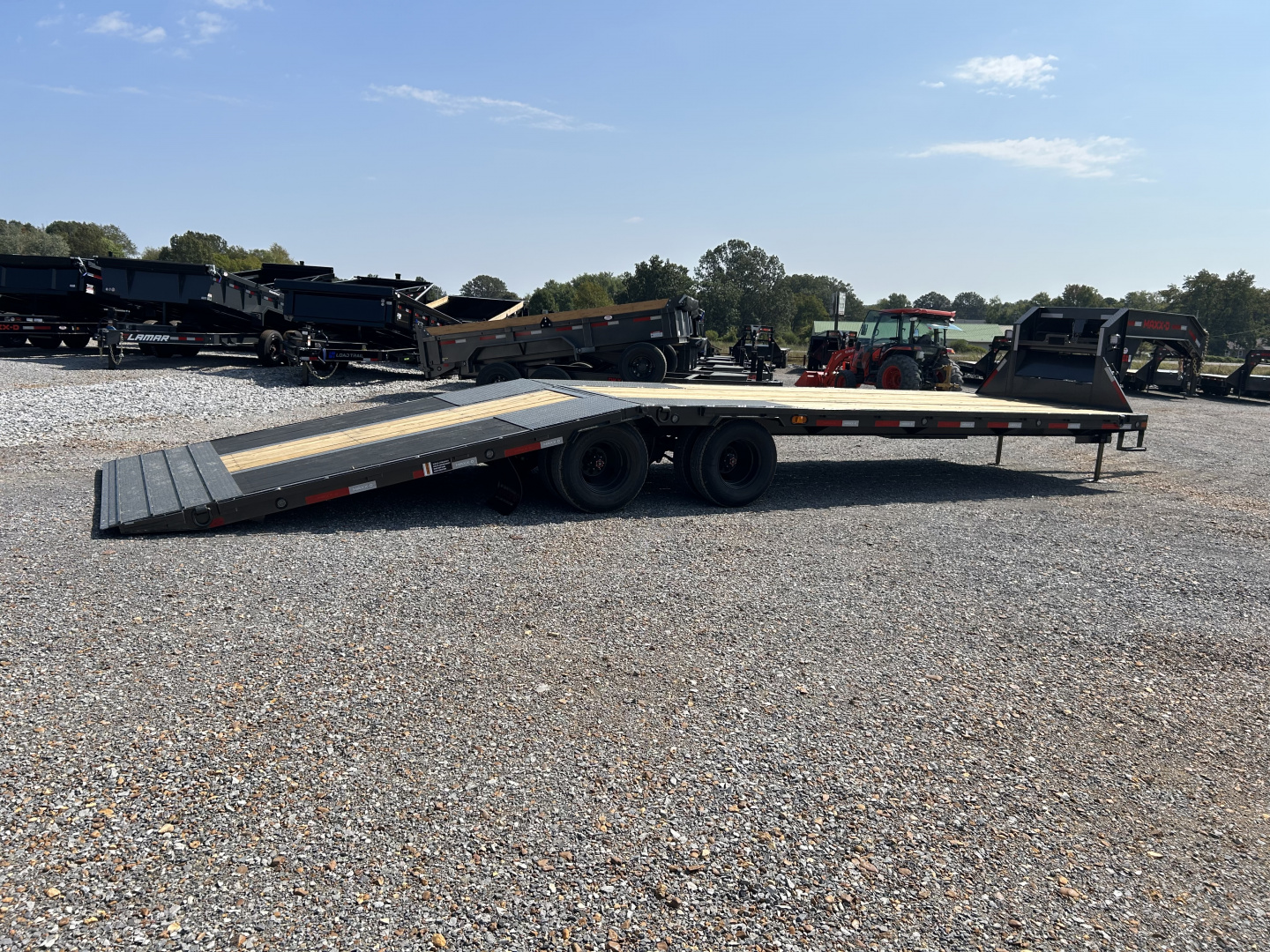 New 2026 MAXXD 102" x 32' 25.9K HYD Dove Gooseneck Trailer