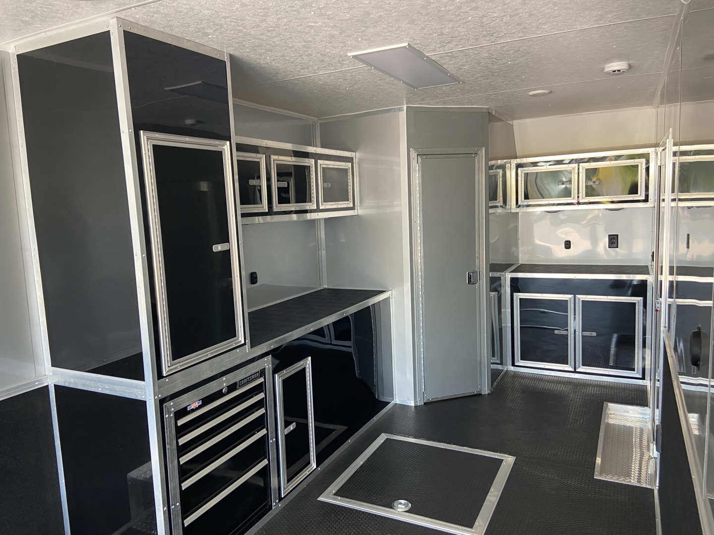 New 2026 Vintage Race Trailer with Bath 34'