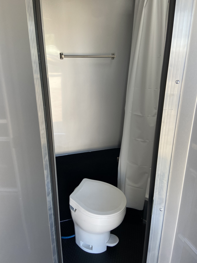 New 2026 Vintage Race Trailer with Bath 34'