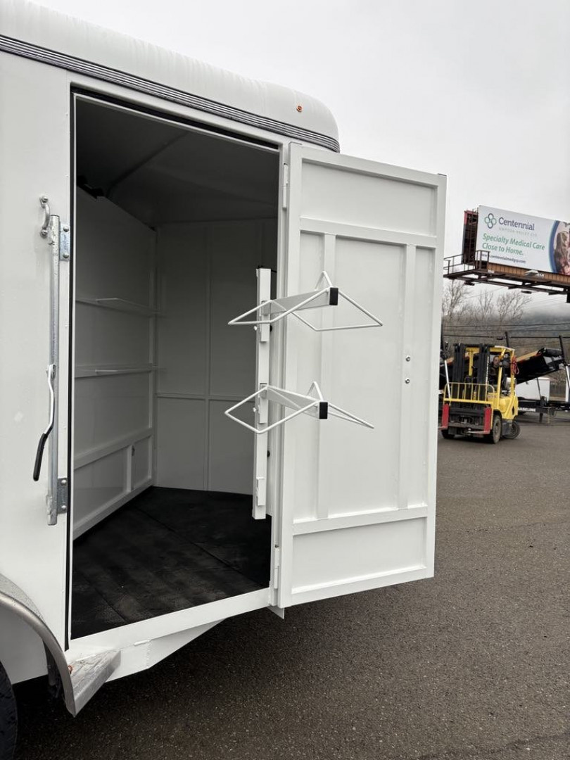 New 2 HORSE SLANT 2026 Thuro-Bilt Wrangler 2H TRAILER