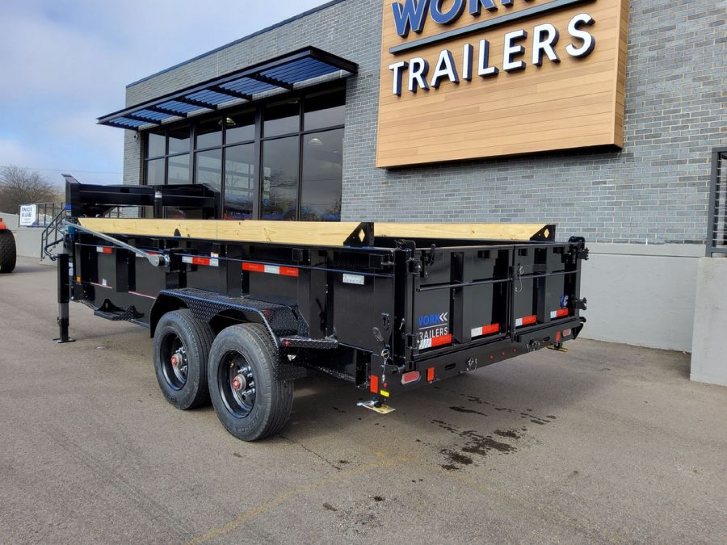 New 2025 Diamond C Trailers LPT Dump Trailer