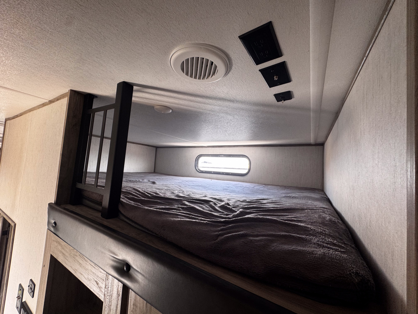 Used 2021 Forest River ARCTIC WOLF Fifth Wheel