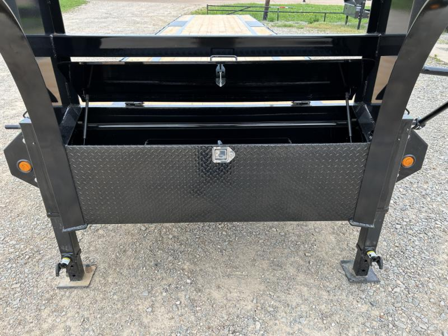 New 2026 PJ 102"x40' GN Low-Pro Flatbed w/ Singles - LX