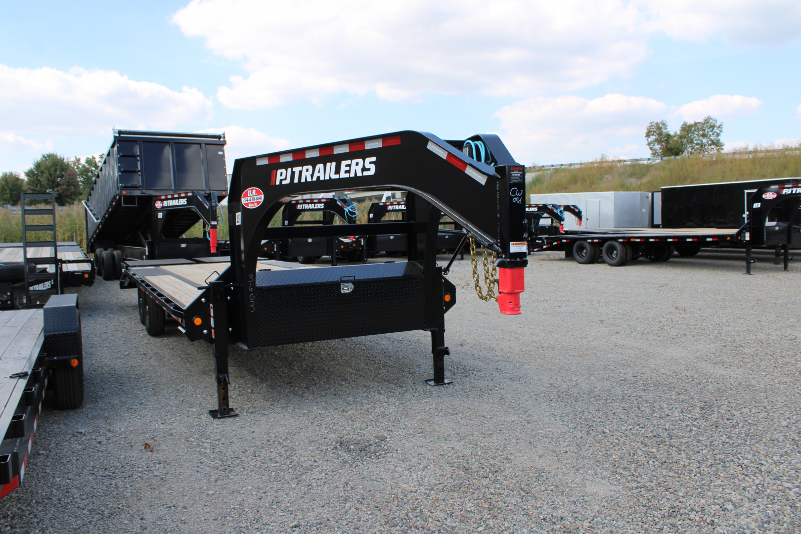 New 2026 PJ Trailers 25' 15K GVWR Gooseneck WITH MONSTER RAMPS Equipment Trailer **CLEARANCE**