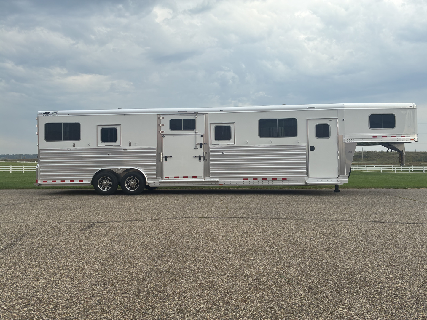 New 2026 4-Star 5-7 Head to Head Horse Trailer