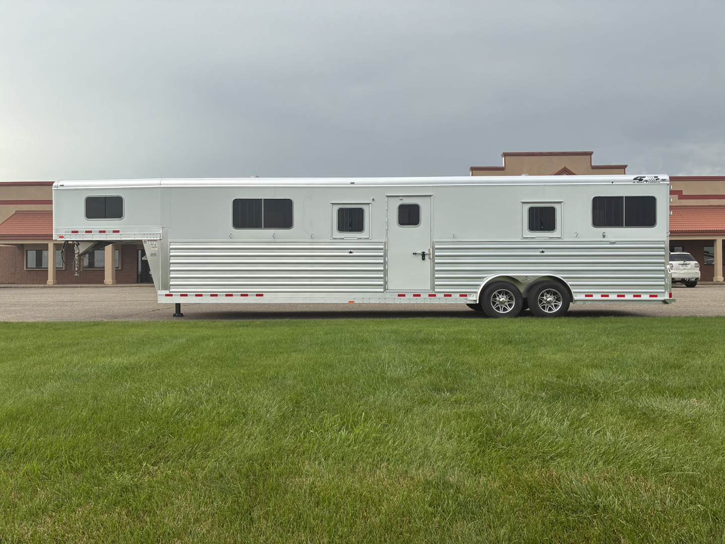 New 2026 4-Star 5-7 Head to Head Horse Trailer