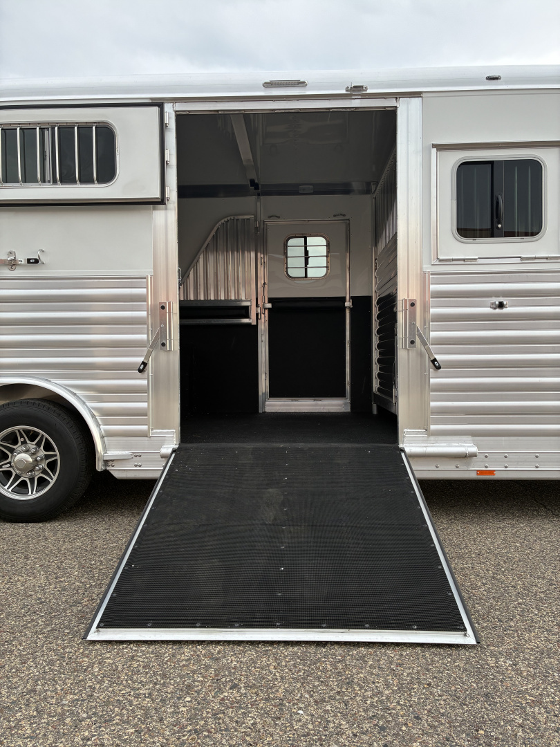New 2026 4-Star 5-7 Head to Head Horse Trailer