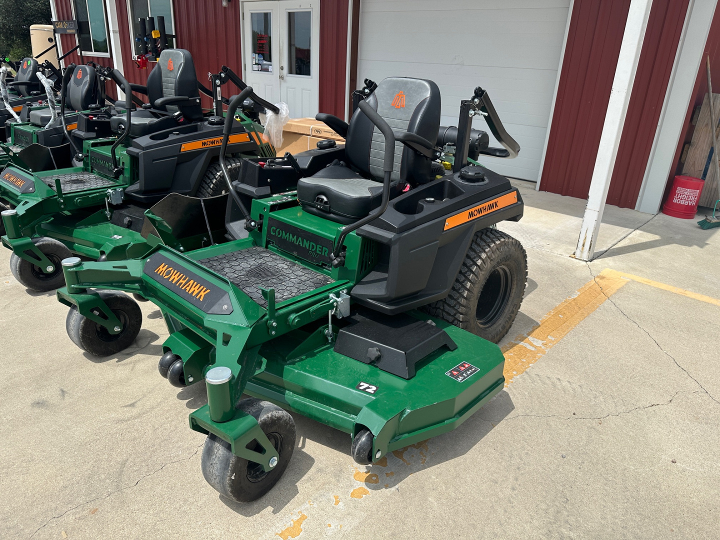 New 2025 - Mowhawk - Zero Turn Mower Commander Pro 72"