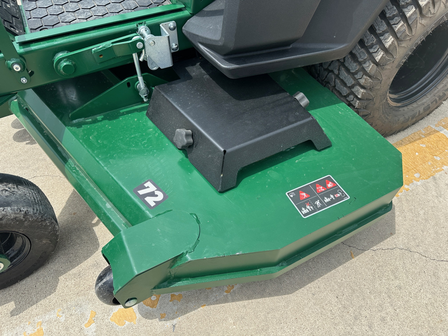 New 2025 - Mowhawk - Zero Turn Mower Commander Pro 72"