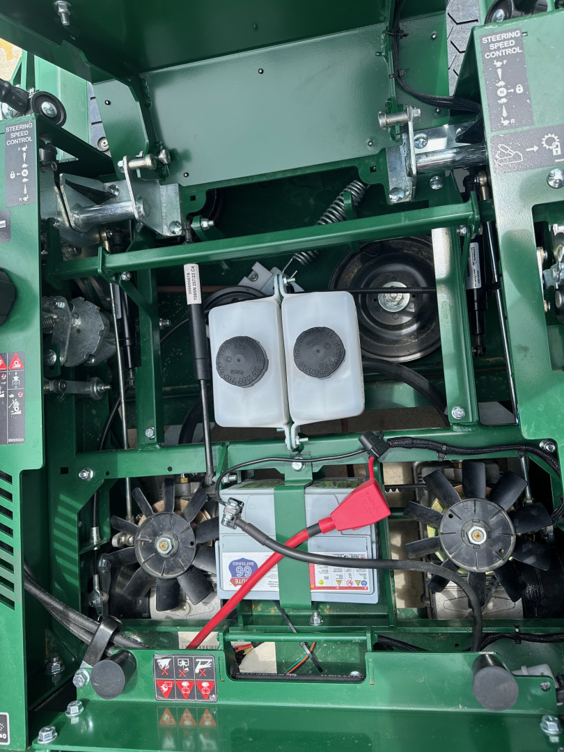 New 2025 - Mowhawk - Zero Turn Mower - Commander Pro 72"