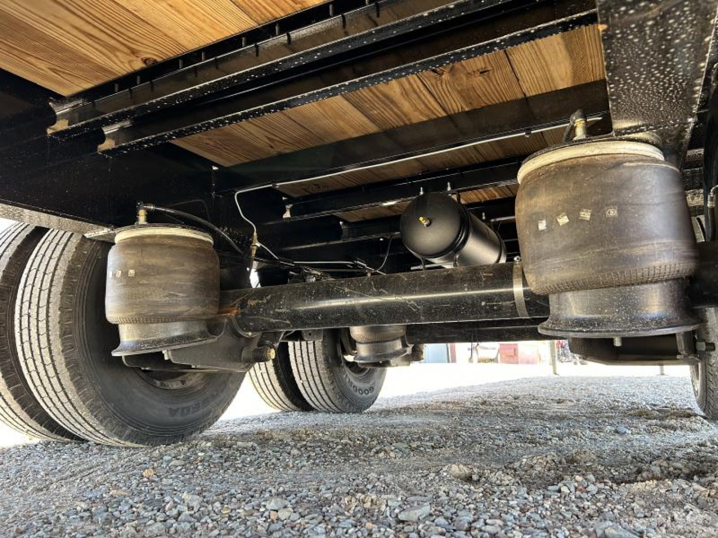 New 2026 PJ 102"x40' GN Low-Pro Air-Ride Flatbed w/ Duals - LD