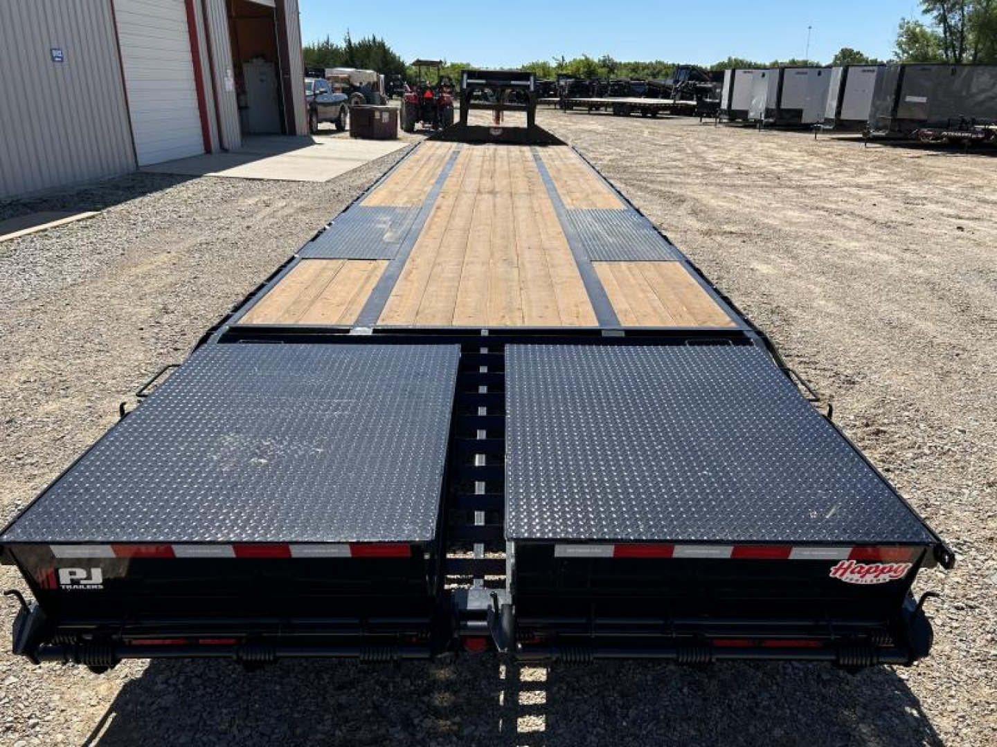 New 2026 PJ 102"x40' GN Low-Pro Air-Ride Flatbed w/ Duals - LD