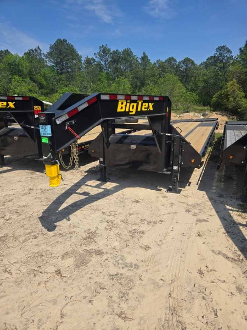 New 2025 Big Tex Trailers 25+5 Tandem Axle Gooseneck Equipment 23900 GVWR Deckover Trailer