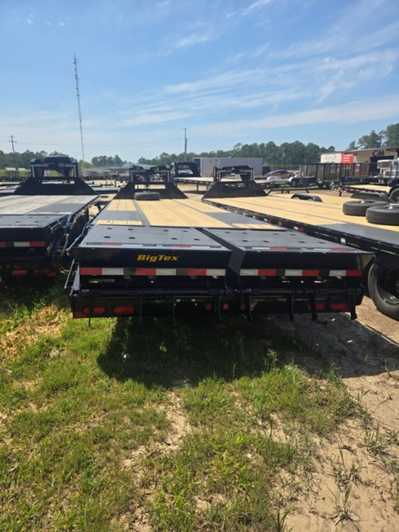 New 2025 Big Tex Trailers 25+5 Tandem Axle Gooseneck Equipment 23900 GVWR Deckover Trailer