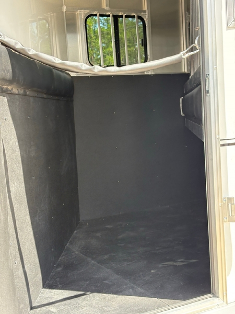 New 2026 ALCOM 3 HORSE STRIDER SLANT LOAD WITH TACK ROOM AND ESCAPE DOOR