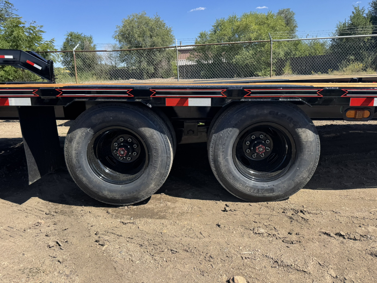 New 2026 Diamond T 8.5-32 Tandem Dual Gooseneck W/ MAXX Ramps 25.9K GVWR
