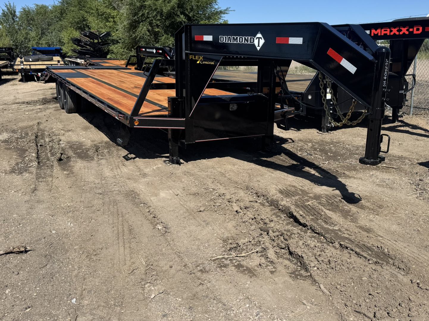 New 2026 Diamond T 8.5-32 Tandem Dual Gooseneck W/ MAXX Ramps 25.9K GVWR
