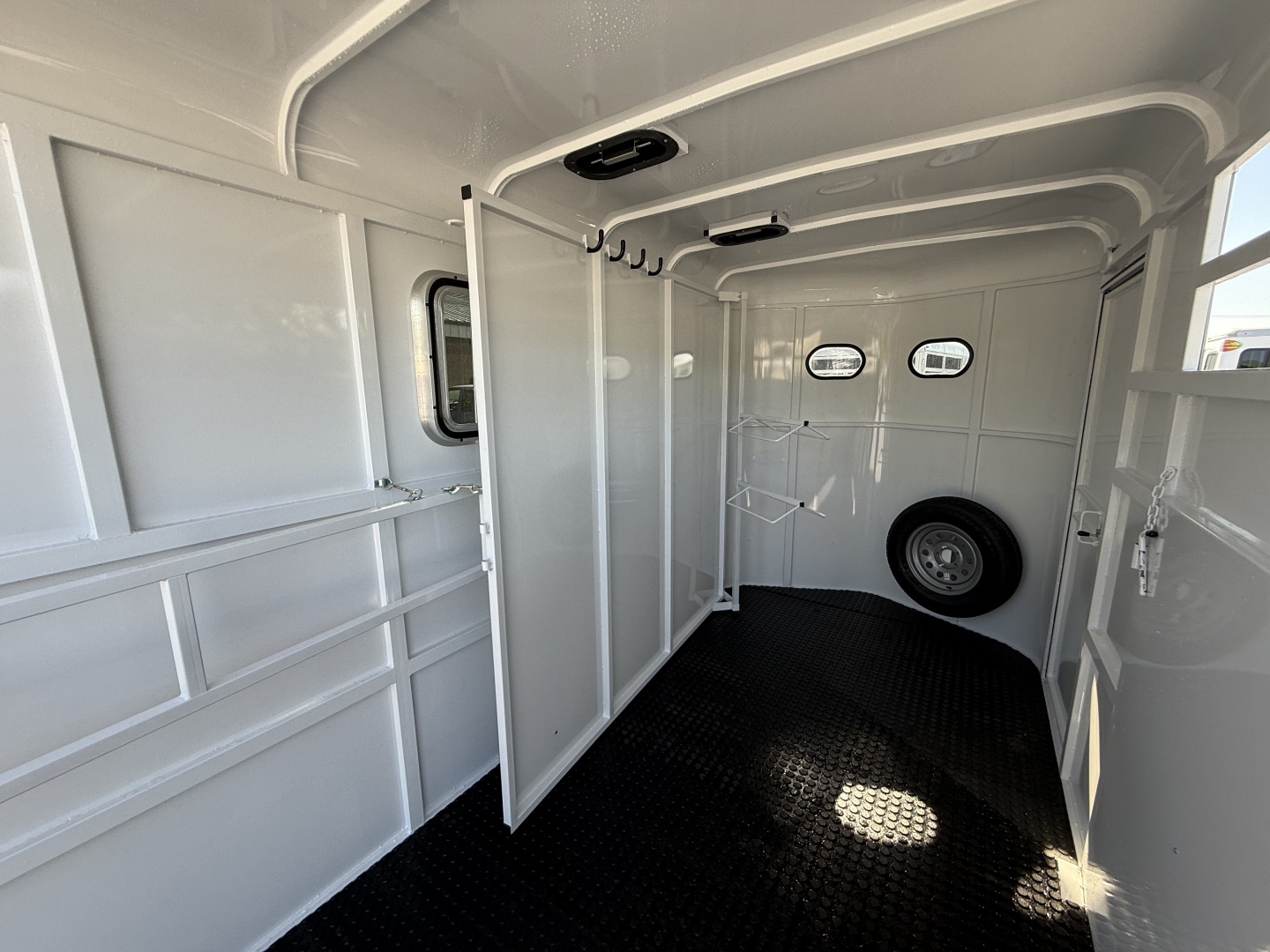 New 2026 Bee 2 Horse Durango Slant Load Horse Trailer