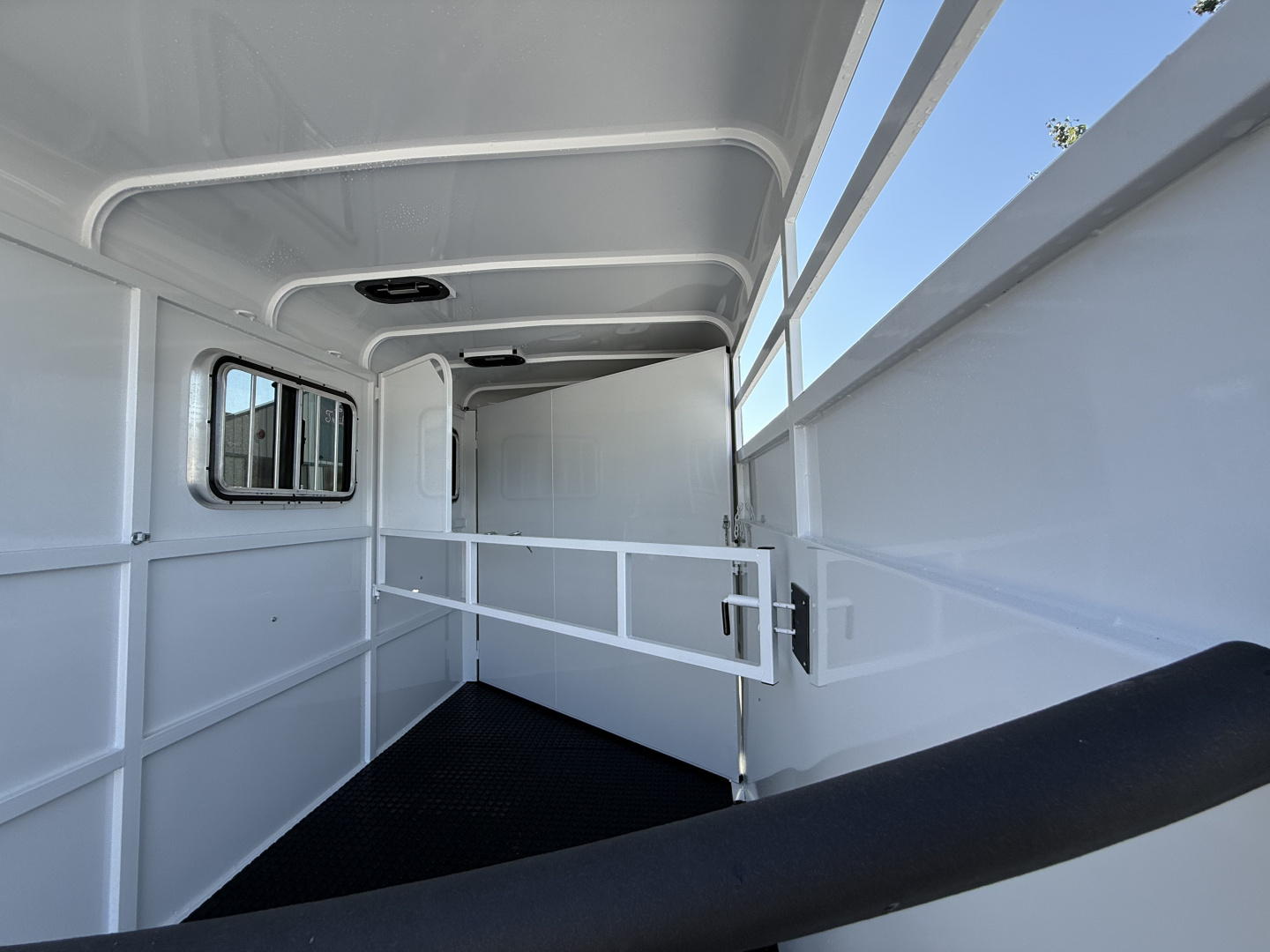 New 2026 Bee 2 Horse Durango Slant Load Horse Trailer