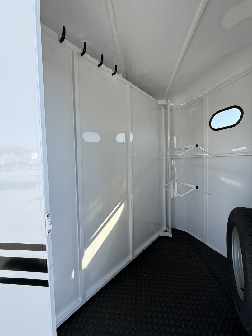 New 2026 Bee 2 Horse Durango Slant Load Horse Trailer