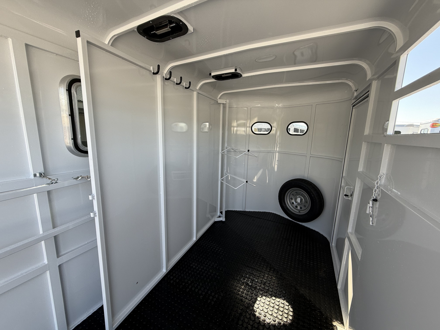 New 2026 Bee 2 Horse Durango Slant Load Horse Trailer