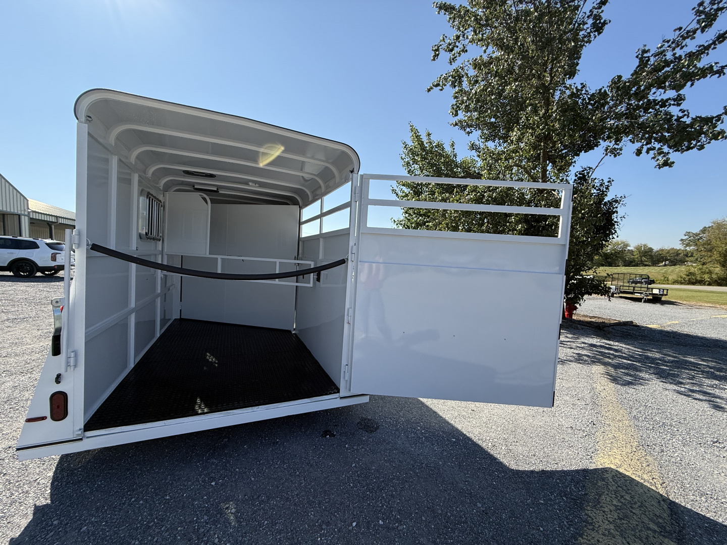 New 2026 Bee 2 Horse Durango Slant Load Horse Trailer