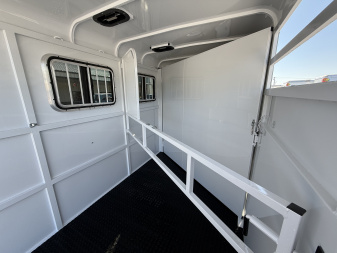 New 2026 Bee 2 Horse Durango Slant Load Horse Trailer