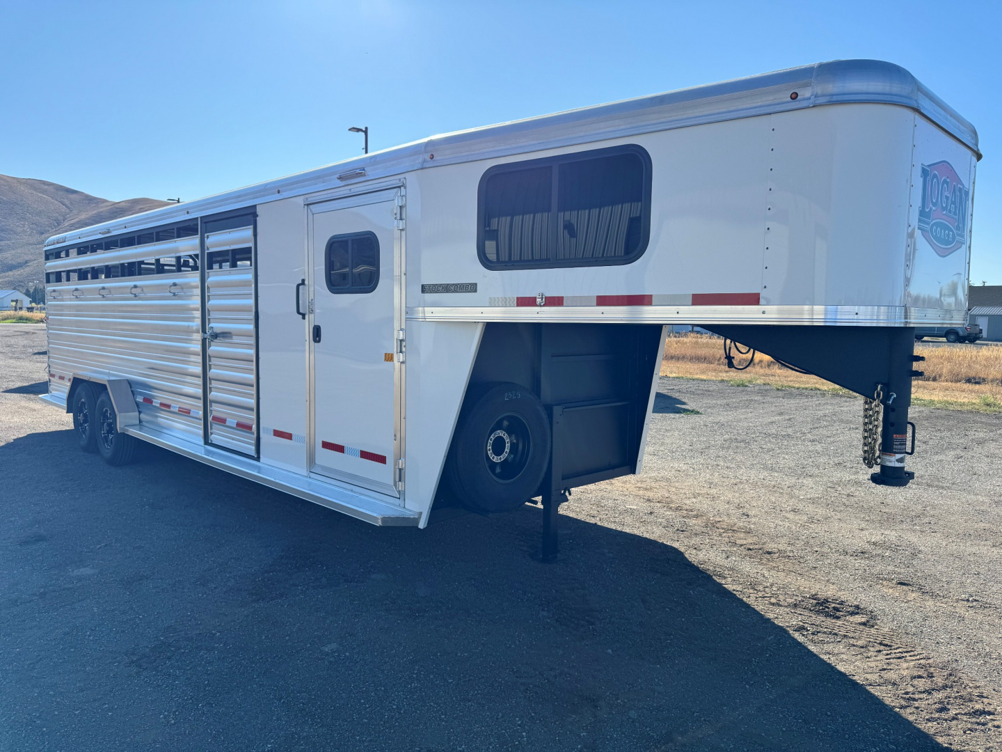 New 2026 Logan Coach 26' Stockman Combo-Dual Door