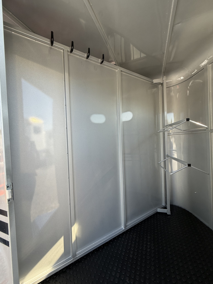 New 2026 Bee 2 Horse Durango Slant Load Horse Trailer