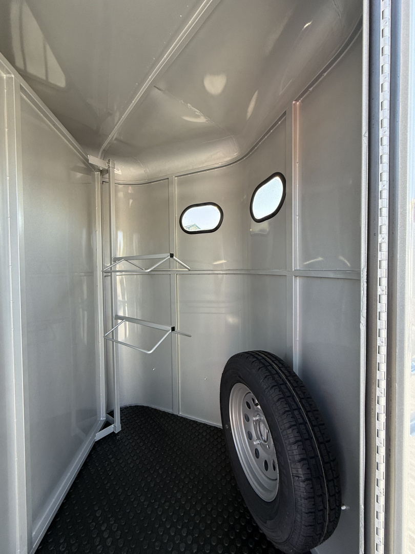 New 2026 Bee 2 Horse Durango Slant Load Horse Trailer