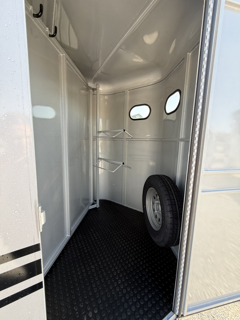 New 2026 Bee 2 Horse Durango Slant Load Horse Trailer