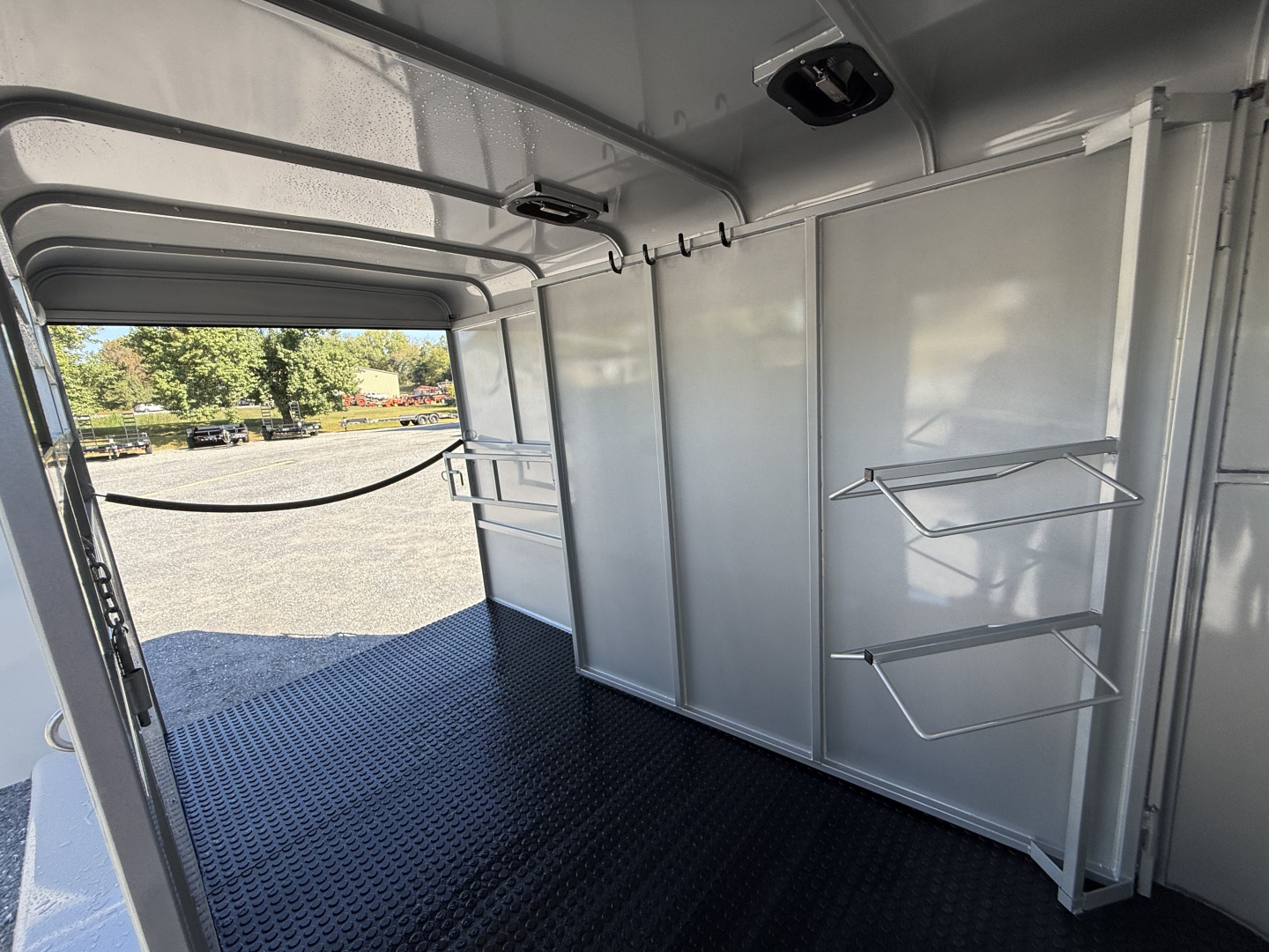 New 2026 Bee 2 Horse Durango Slant Load Horse Trailer