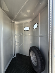 New 2026 Bee 2 Horse Durango Slant Load Horse Trailer