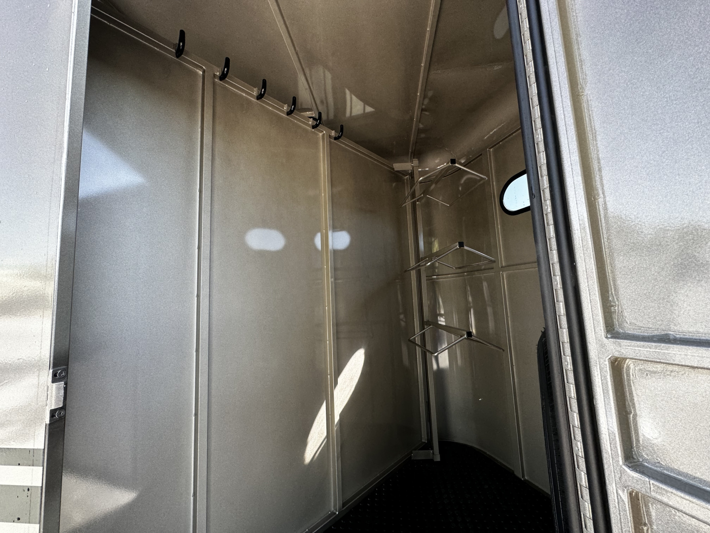 New 2026 Bee 3 Horse Durango Slant Load Horse Trailer