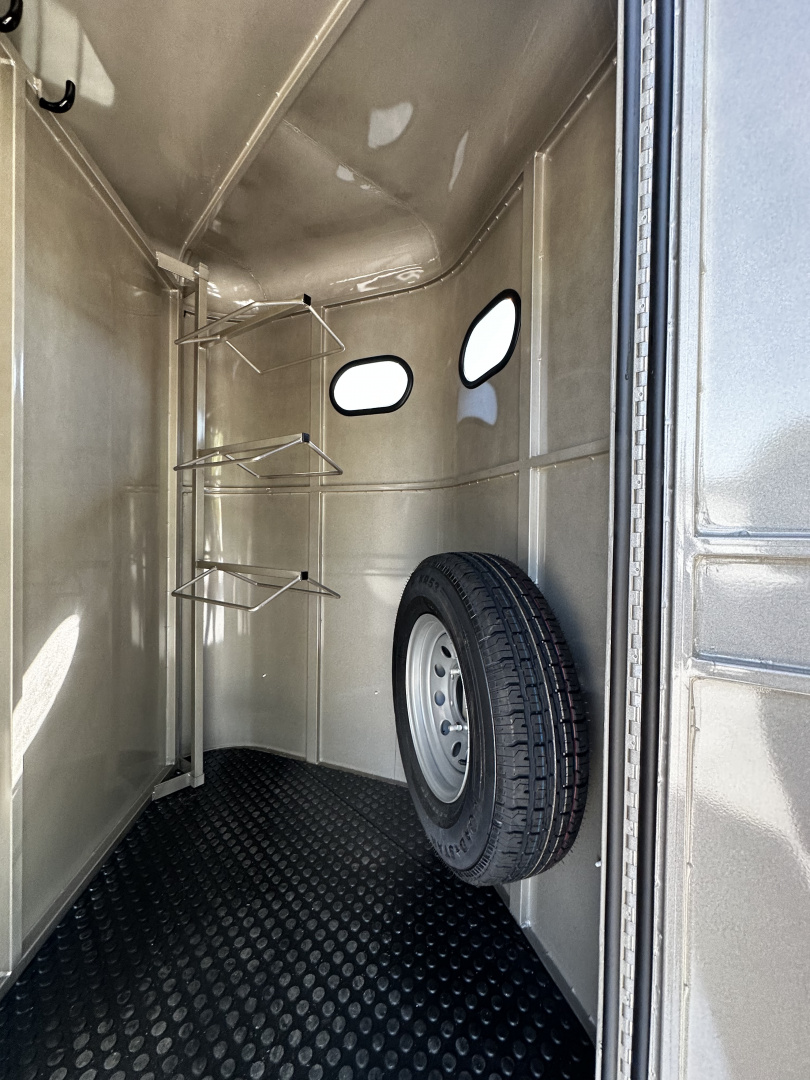 New 2026 Bee 3 Horse Durango Slant Load Horse Trailer