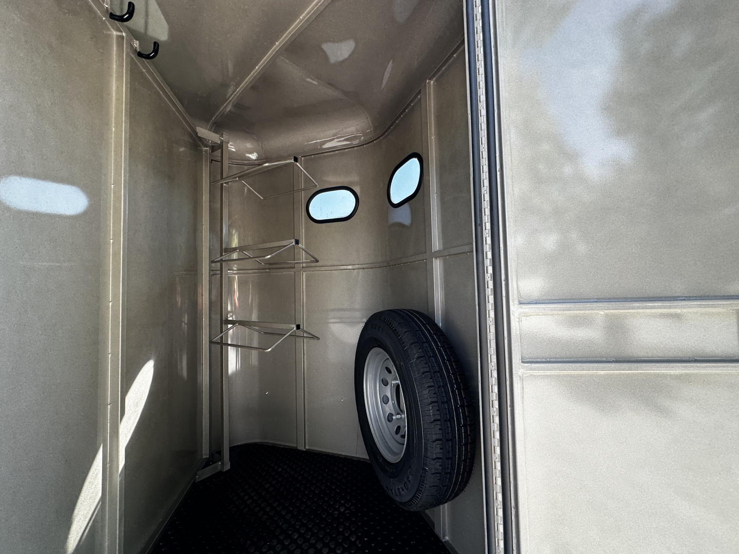 New 2026 Bee 3 Horse Durango Slant Load Horse Trailer